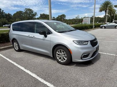 Used 2024 Chrysler Pacifica Touring-L