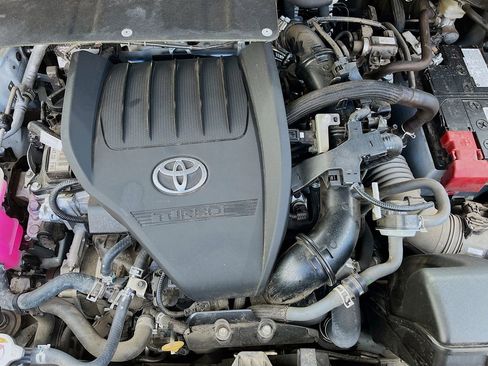 Used 2024 Toyota Highlander LE FWD image 32