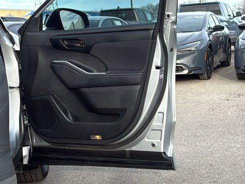 Used 2023 Toyota Highlander LE image 26