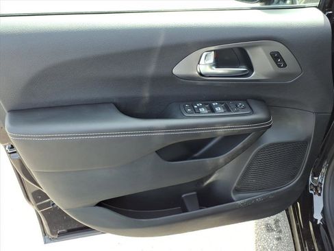 New 2026 Chrysler Pacifica Select image 9