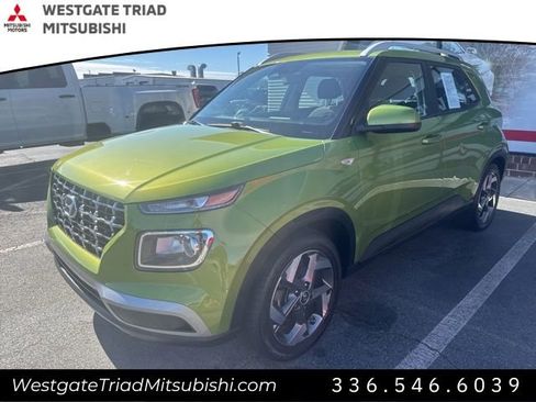 Used 2023 Hyundai Venue SEL FWD image 3