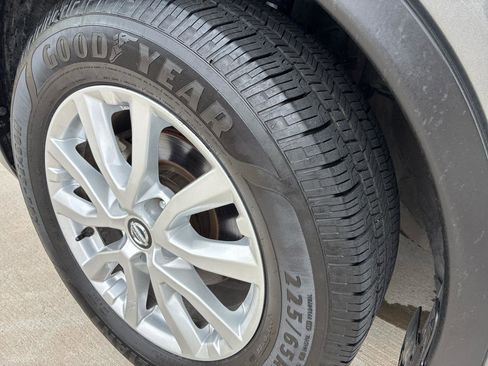 Used 2018 Nissan Rogue SV w/ Premium Package FWD image 14