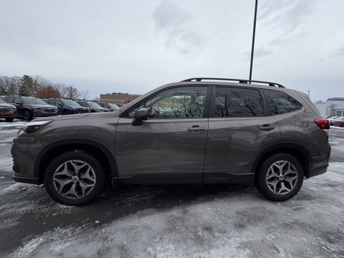 Used 2023 Subaru Forester Premium image 8