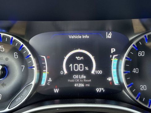 Used 2024 Chrysler Pacifica Touring-L FWD image 34