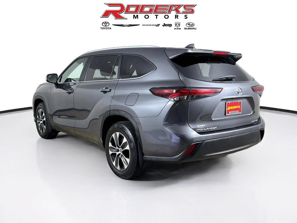 Used 2025 Toyota Highlander XLE AWD/4WD image 11