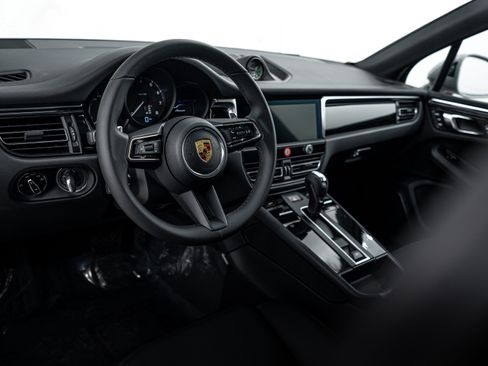 Certified 2026 Porsche Macan AWD/4WD image 4