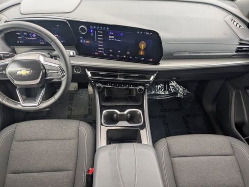 Used 2025 Chevrolet Traverse LT image 18