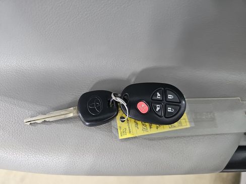 Used 2018 Toyota Sienna LE w/ Carpet Mat Package FWD image 40