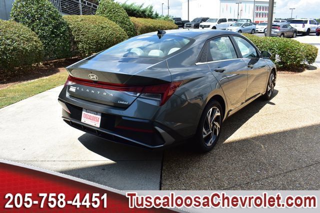 Used 2025 Hyundai Elantra Limited FWD image 11