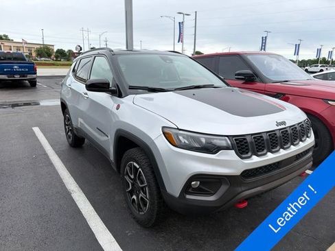 Used 2025 Jeep Compass Trailhawk AWD/4WD image 3