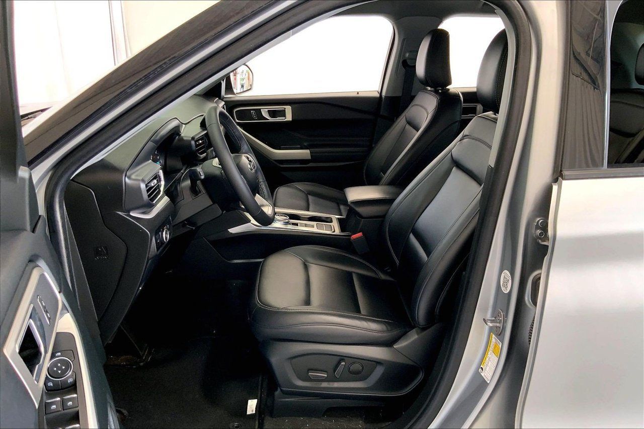 Used 2024 Ford Explorer XLT w/ Equipment Group 202A RWD image 15
