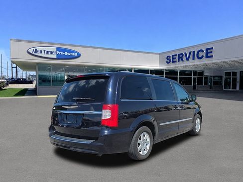 Used 2011 Chrysler Town & Country Touring FWD image 8