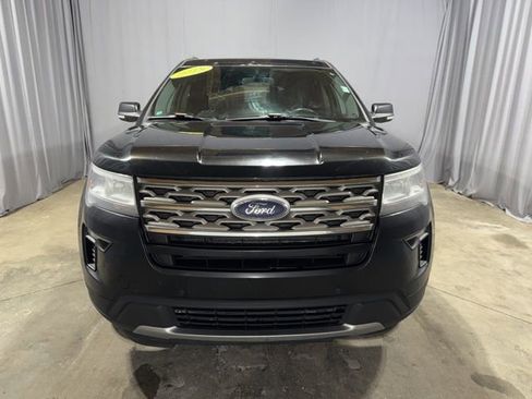 Used 2018 Ford Explorer XLT image 2
