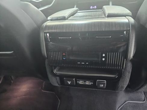 Used 2024 Jeep Wagoneer L Series II w/ Flexible Seating Group AWD/4WD image 15