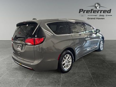 Used 2020 Chrysler Pacifica Touring w/ Cold Weather Group FWD image 19