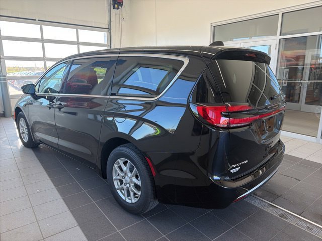 New 2027 Chrysler Pacifica Select FWD image 4