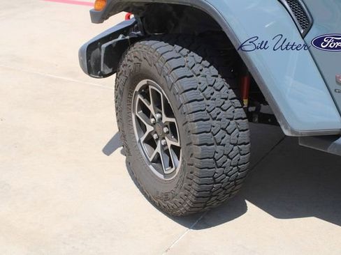 Used 2025 Jeep Gladiator Rubicon w/ Convenience Group AWD/4WD image 8