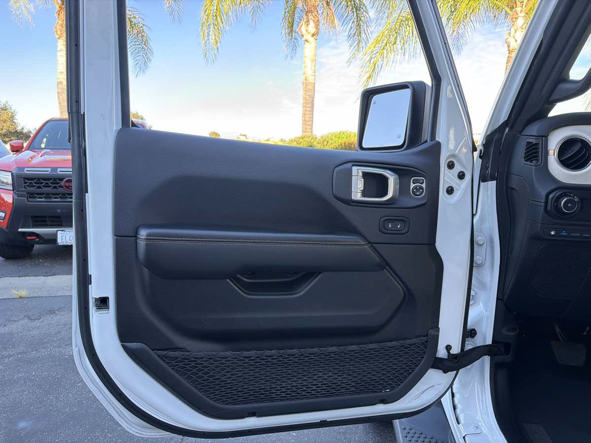 Used 2024 Jeep Wrangler Unlimited Sahara w/ Technology Group AWD/4WD image 32