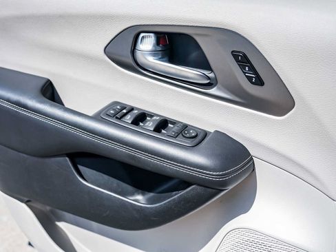 Used 2023 Chrysler Pacifica Touring-L FWD image 18