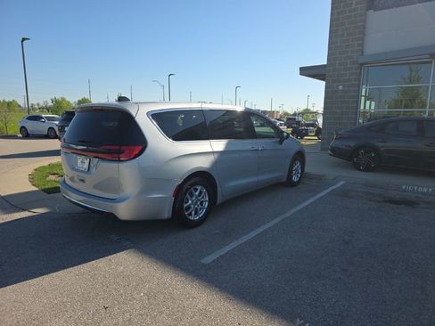 Used 2024 Chrysler Pacifica Touring-L FWD image 5