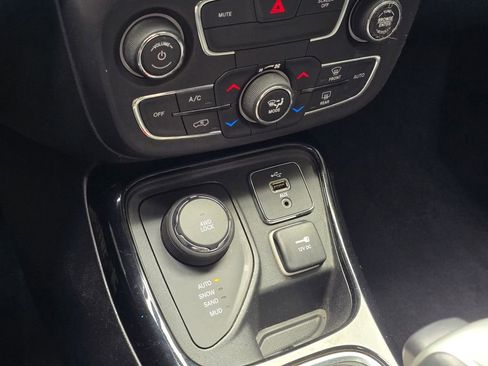 Used 2017 Jeep Compass Limited w/ Navigation Group AWD/4WD image 39