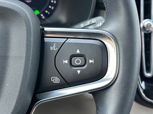 Certified 2025 Volvo XC40 B5 Plus AWD/4WD image 31