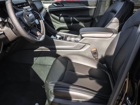 New 2025 Jeep Grand Cherokee Limited w/ Black Appearance Package image 5