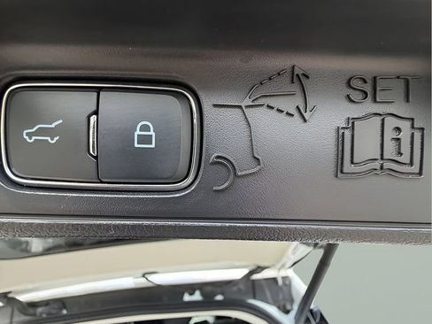 Used 2025 Ford Explorer Active AWD/4WD image 17