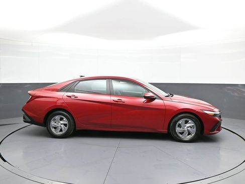 Certified 2024 Hyundai Elantra SE FWD image 5