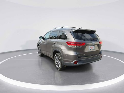 Used 2017 Toyota Highlander XLE AWD/4WD image 6