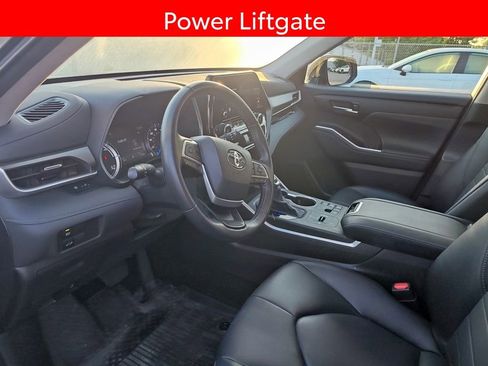 Used 2023 Toyota Highlander XLE AWD/4WD image 7