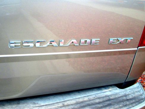 Used 2003 Cadillac Escalade EXT image 17
