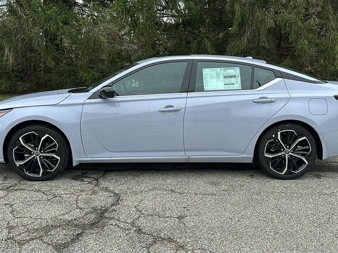 New 2025 Nissan Altima 2.5 SR w/ SR Premium Package FWD image 13