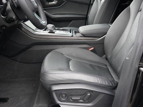 Used 2023 Audi Q8 Premium image 26