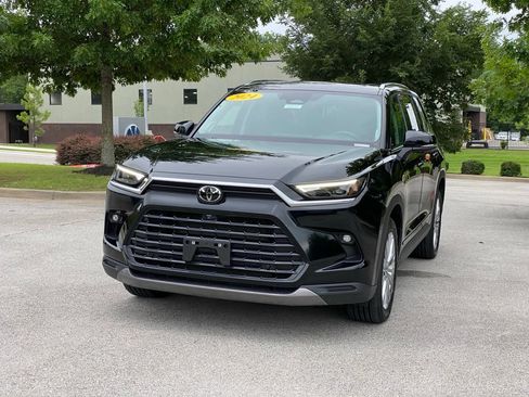Used 2024 Toyota Grand Highlander AWD image 3