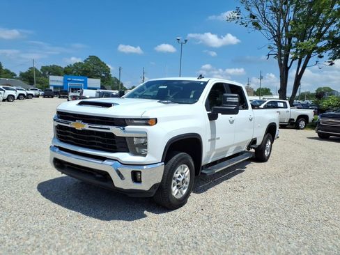 Used 2024 Chevrolet Silverado 2500 LT w/ Convenience Package AWD/4WD image 3