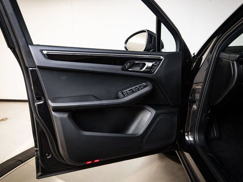 Certified 2024 Porsche Macan AWD/4WD image 23