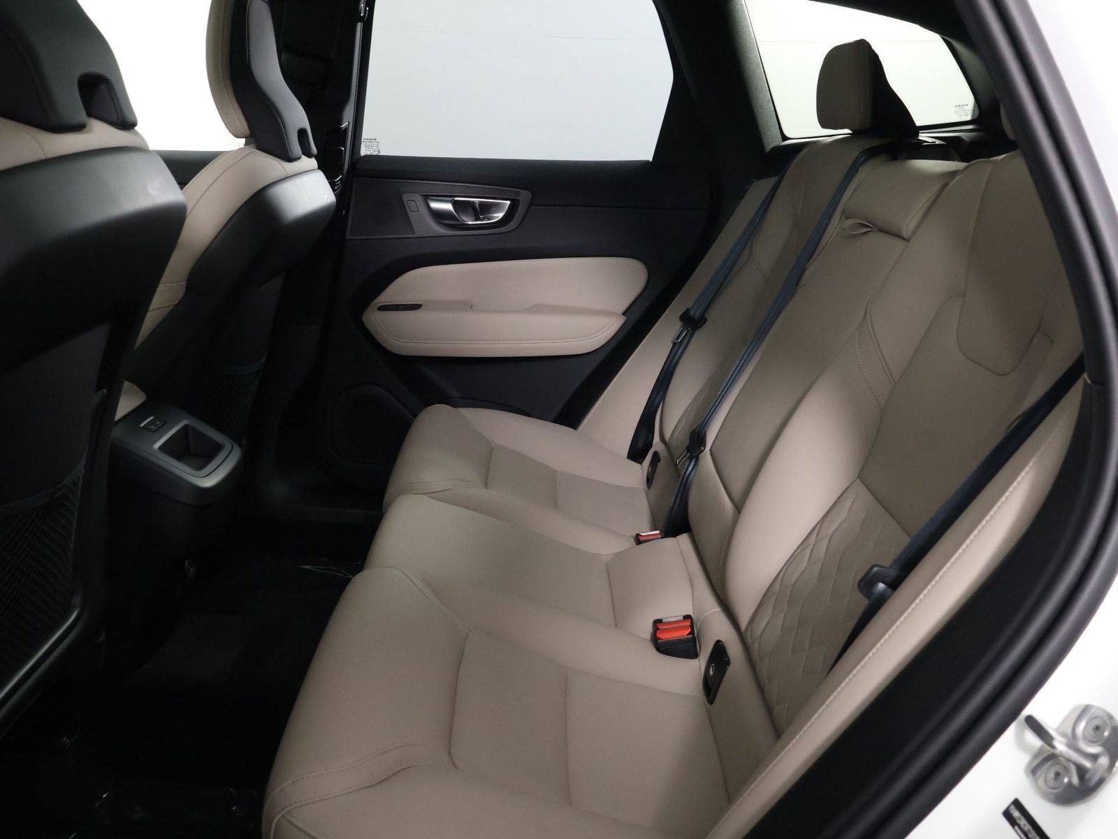 Certified 2026 Volvo XC60 B5 Plus w/ Protection Package Premier AWD/4WD image 32