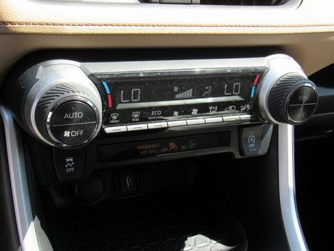 Used 2022 Toyota RAV4 XLE image 21