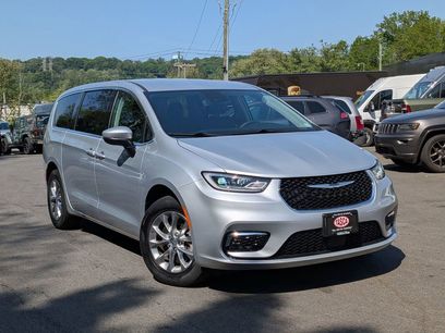 Used 2023 Chrysler Pacifica Touring-L