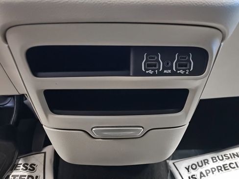 Used 2023 Chrysler Pacifica Touring-L image 28