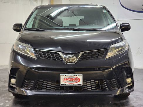 Used 2019 Toyota Sienna SE w/ SE Preferred Package image 12