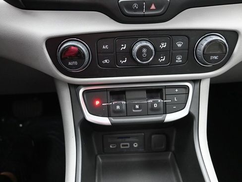 Used 2023 GMC Terrain SLT image 18