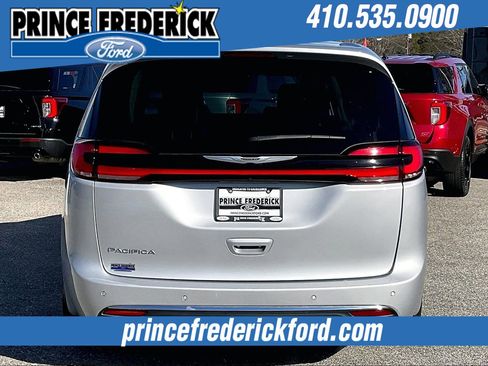 Used 2024 Chrysler Pacifica Touring-L image 4