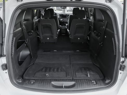 Used 2024 Chrysler Pacifica Touring FWD image 39