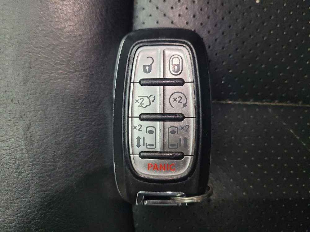 Used 2018 Chrysler Pacifica Touring-L FWD image 32