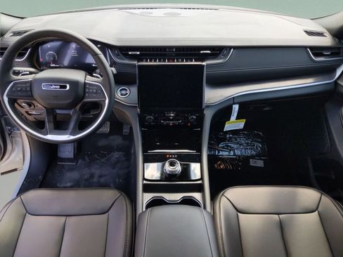 New 2025 Jeep Grand Cherokee Limited RWD image 18
