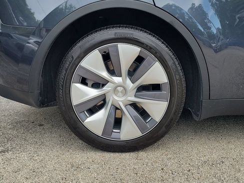 Used 2024 Tesla Model Y Long Range AWD/4WD image 7