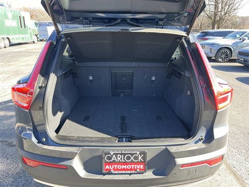 Used 2022 Volvo XC40 T5 Momentum w/ Premium Package image 12