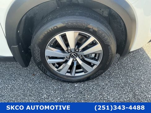 Used 2023 Nissan Pathfinder SL w/ Black Appearance Package FWD image 11